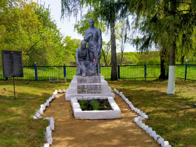 Братская могила воинов Советской Армии, погибших в период Великой Отечественной войны 1941-1945гг.
